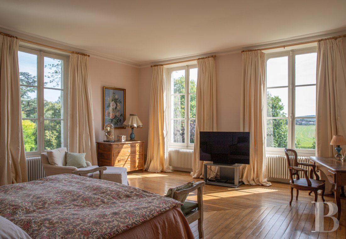 Dans le Perche, au nord-est de Bellême, une maison des 18e et 19e siècle au milieu de grands arbres  - photo  n°25